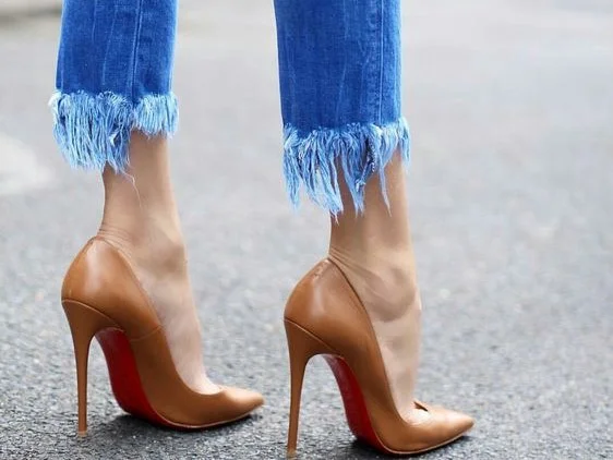 I see people wearing high waist jeans with frayed bottoms. I have an old pair of jeans that I want to try this trend with. How do I fray denim? 