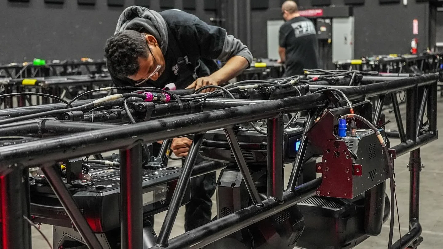 Two days of prep at @lmg_beyondtechnology Vegas for the Regional Conference with @getyourteachon —and what a team effort it’s been! 
From designing the stage to programming the equipment, our @impulsecreates crew has been working non-sto