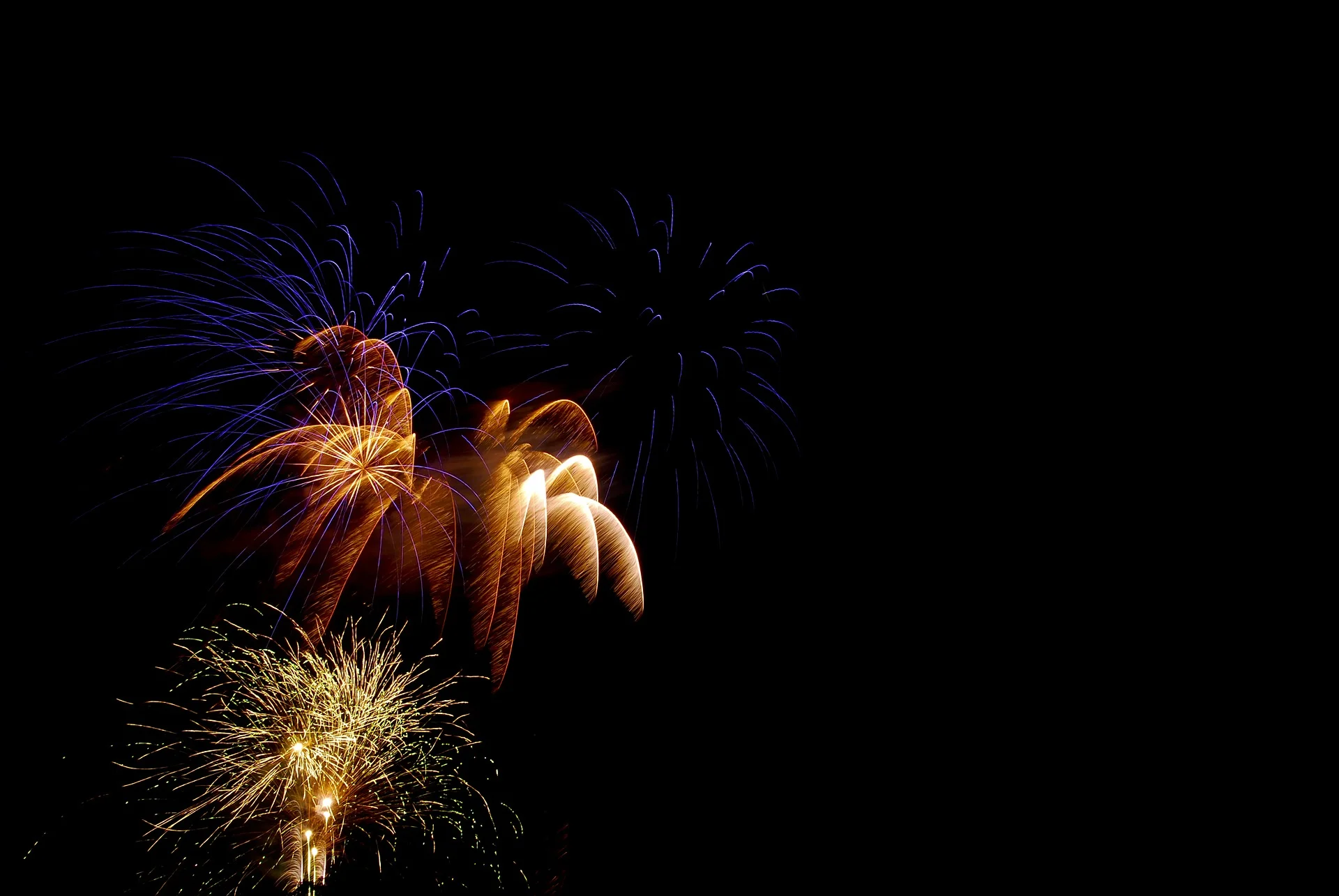 fireworks-1885571_1920.jpg