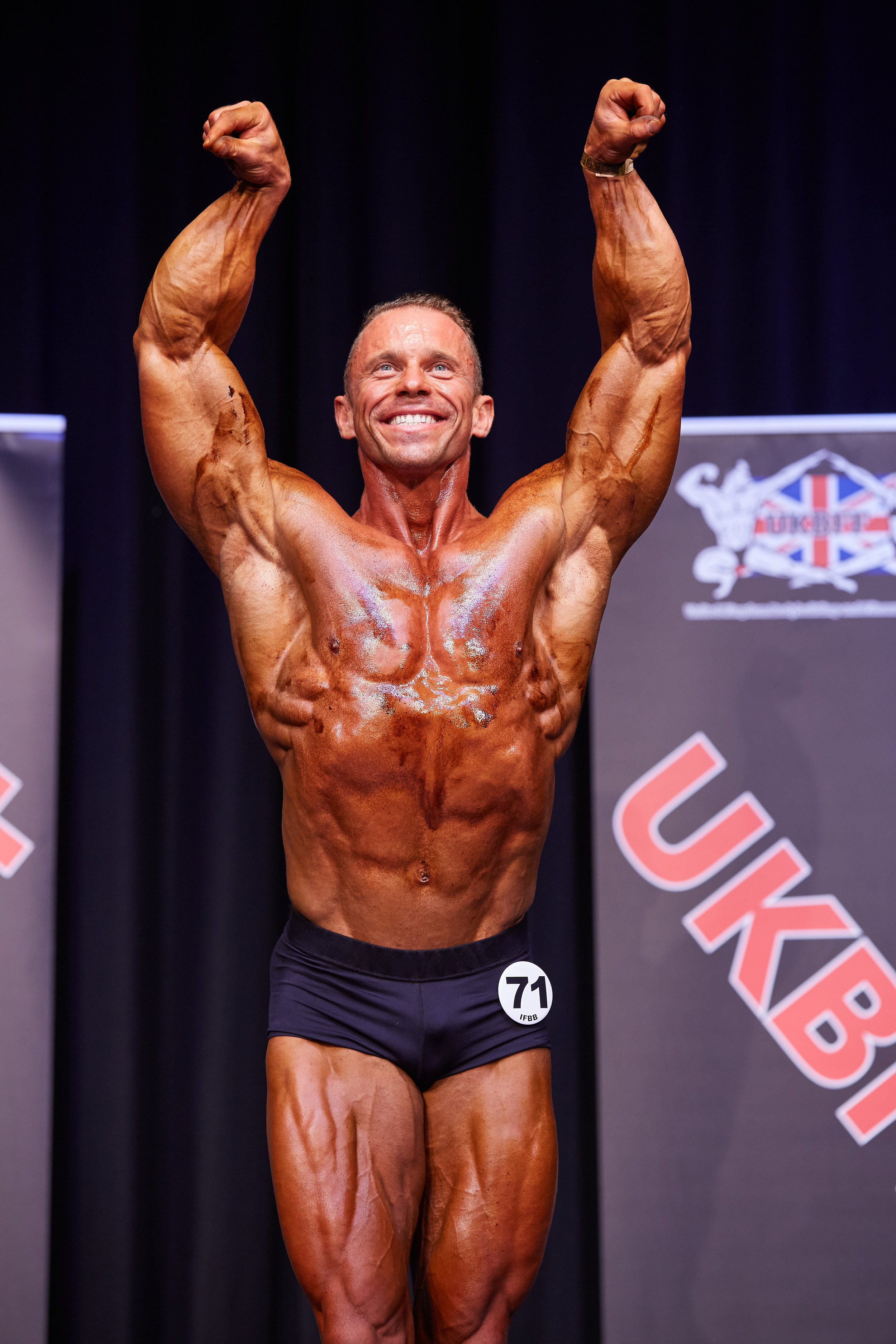 Prep is over. Decided to do a show earlier, got 1st in LHW Bodybuilding and  3rd in Classic Class B. I'll take the time to grow into LHW as i was only
