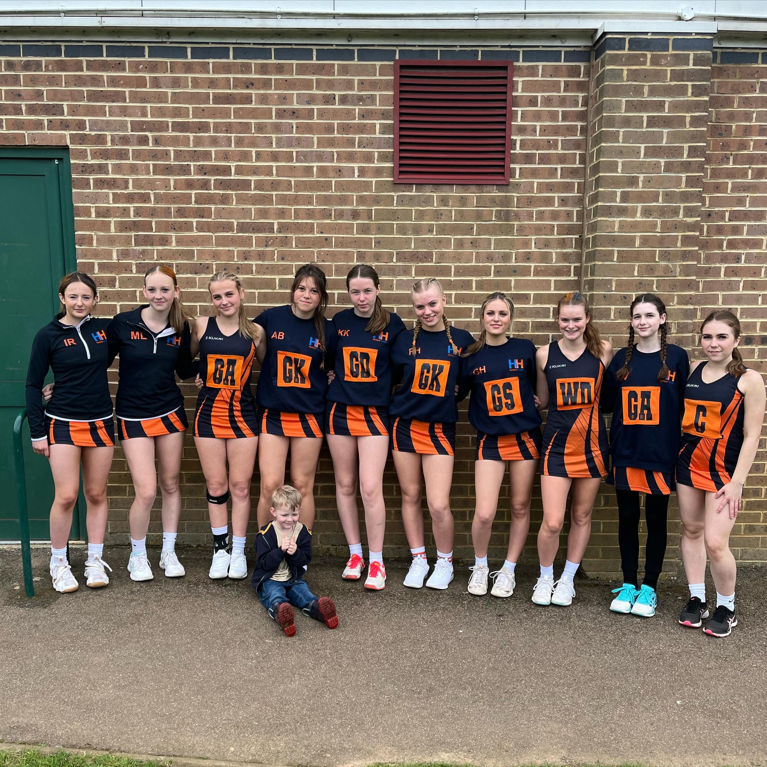 U15s 3rd place at the Herts tournament today 👏🏼 Well  done girls, and thanks to our super mascot😊#blueandorangefamily🧡🐝💙