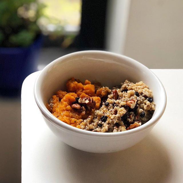 Double workout day = double carbs! Hid some collagen and chia seeds in there just to be extra 💯 P.S. the instant pot makes steel cut oats beyond easy. .
.
.
.
.
#breakfast #carbs #mealone #rpdiet #rp #fuel #gainz #crossfit #eatclean #wholefoods #ins
