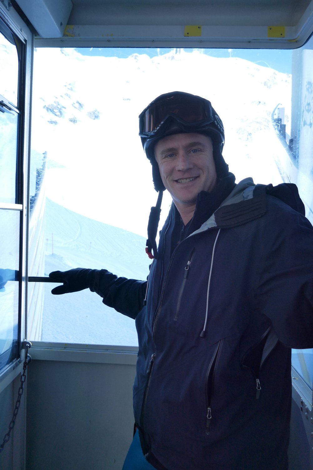  Riding the 6-person cable car to the top of the mountain 