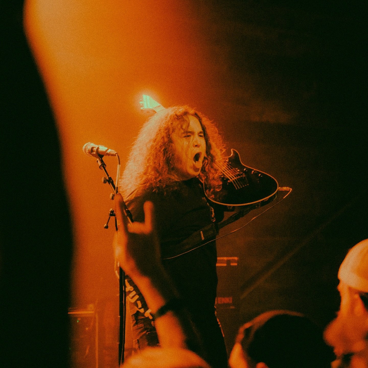 Make sure to wish our very own six stringer guitar slinger @graysonkhurd a very HAPPY BIRTHDAY 🥳🎉 

📸: @cateyeview_