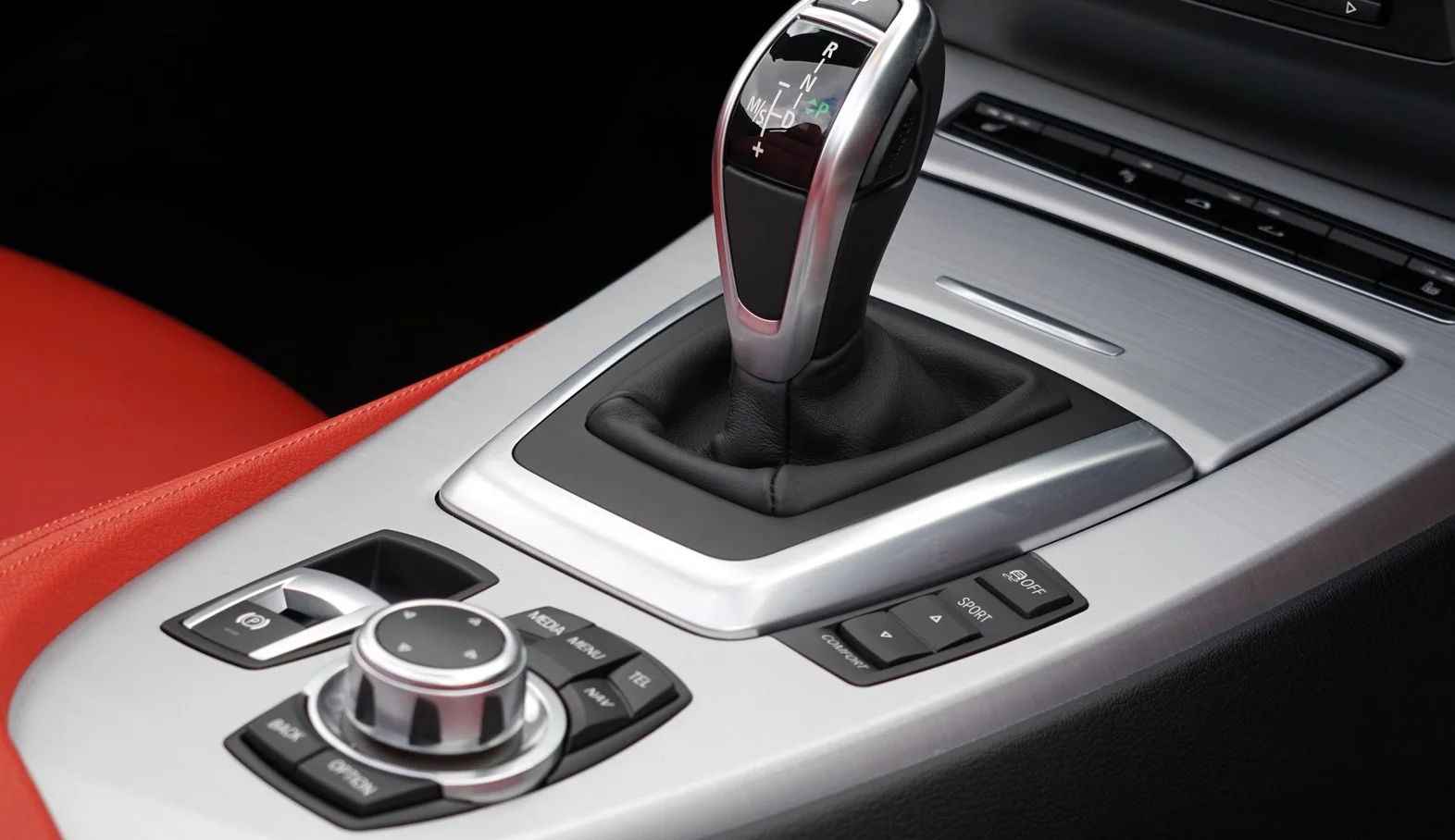 Auton puhtaat sisätilat ja vaihde, Hyfix autopesu Hyvinkää.jpeg