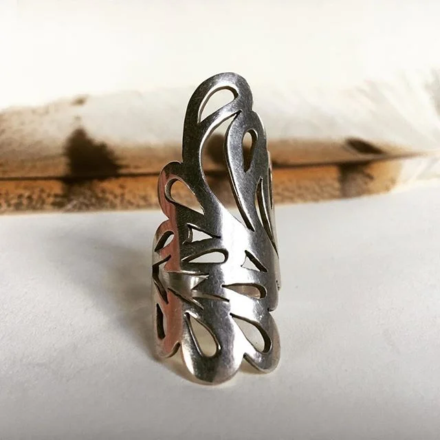 .
.
.
Fern Ring 🌿 .
www.saltandgritjewelry.com
.
.
#saltandgritjewelry #handmadejewelry #goldsmith #silversmith #riojeweler #jeweler #ooak #bohemian #jewelry #artist #art #workmanship
