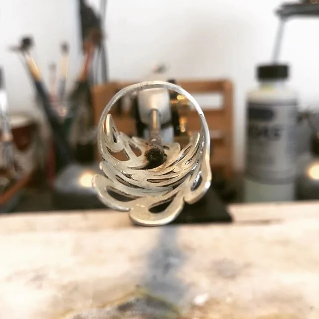 🖤
.
.
#handmade #goldsmith #silversmith #artist #antiquetools #antiques #designer #jeweler #jewelery #rings #riojeweler #art #maker #womanownedbusiness #passion #workmanship #handmadejewelry #gold #silver #craftmanship #nature #botanicaljewelry #sal