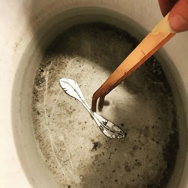 ...cooking a feather ring up 🦅🖤 .
.
#saltandgritjewelry #handmade #handcrafted #handmadejewelry #jewelry #jewelrydesigner #jeweler #rings #goldsmith #silversmith #nature #inspiration #artist #art #benchjeweler #riojeweler #designer #passion #ethica