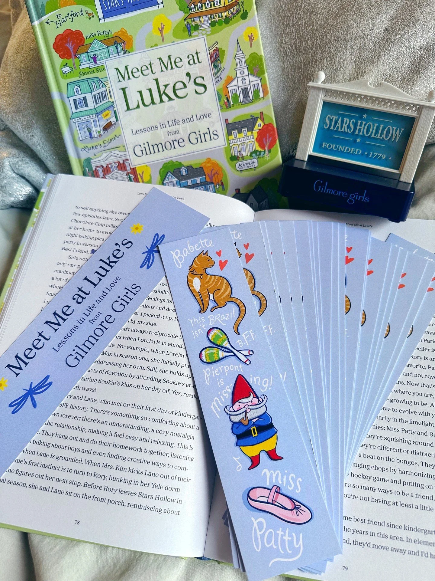 When was the last time you bought a new bookmark? Tell me about it in the comments!

And speaking of bookmarks, these cuties are coming with me to @thefanfestsociety for the token exchange! (They're a Fan Fest exclusive!) 📚You'll also get one if you