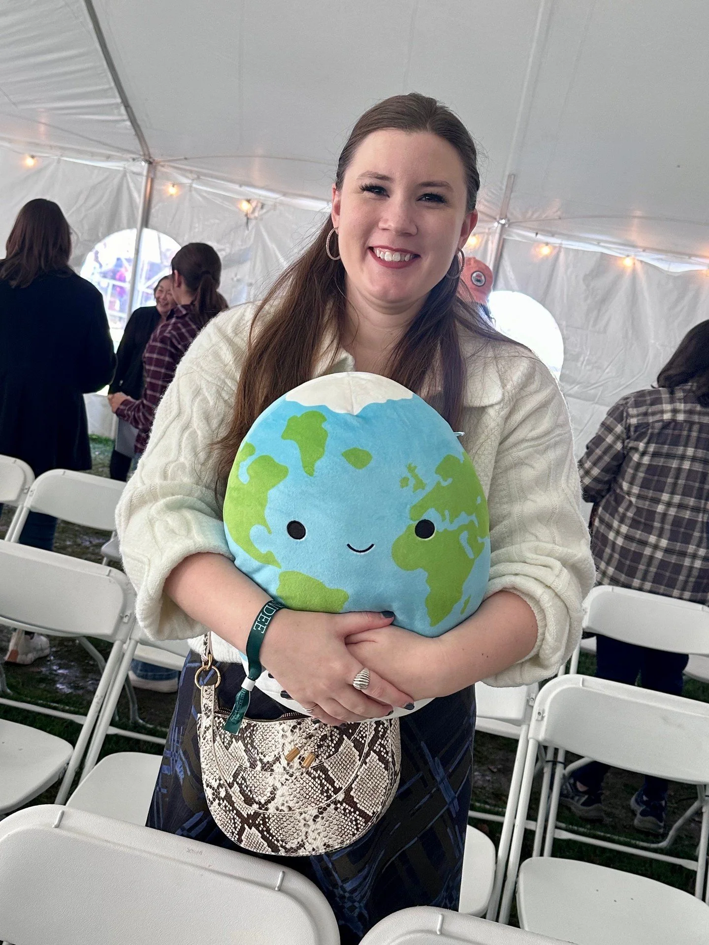 Going to @fanfestsociety is always like one big hug! The Gilmore fandom is just the best, so kind, and so supportive. My mom and I had an amazing time! 

Send this post or tag in the comments someone you think might need a hug-a-world right now!

I'm