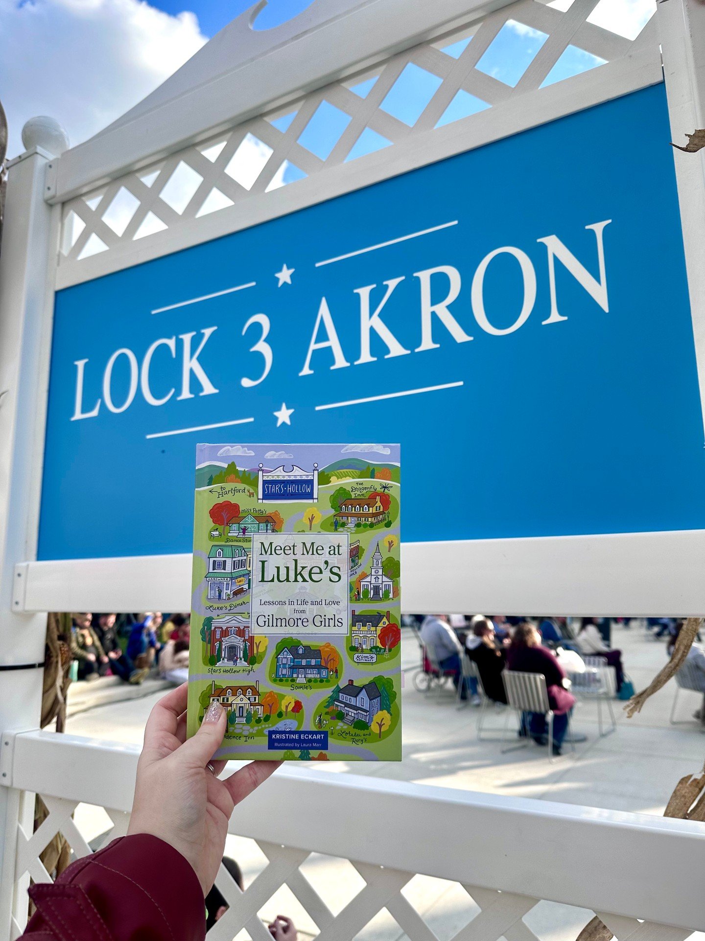 Mentally in Stars Hollow! ❄️ Where would you like to be right now? Just a reminder that Meet Me At Luke's: Lessons in Life and Love from Gilmore Girls makes a great gift!

Here's one of the photos from the I Smell Snow Coffee Festival in Akron, OH. M