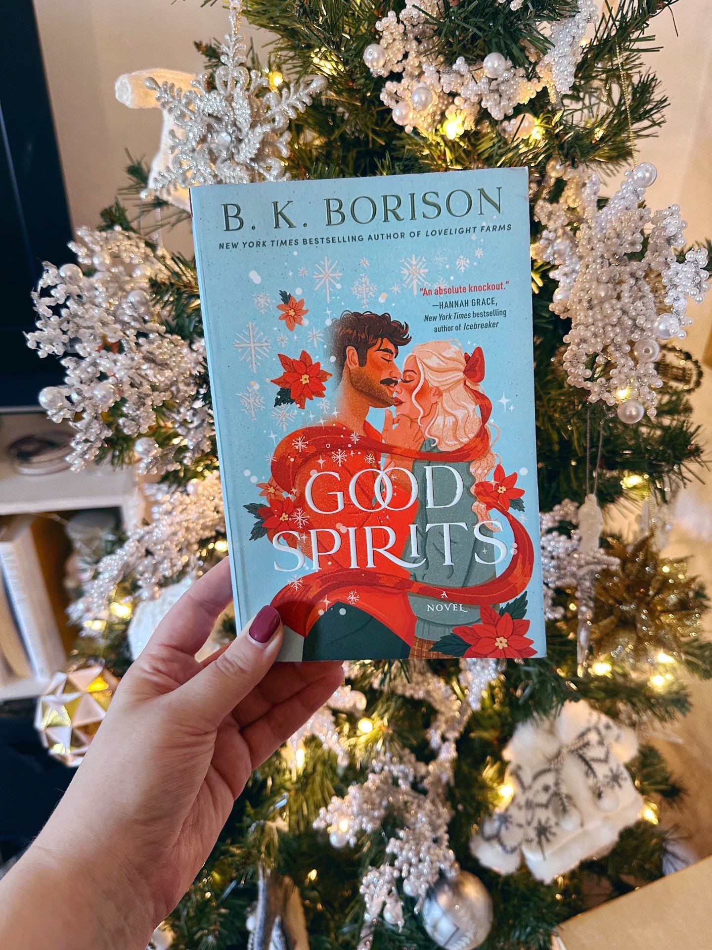 Tell me your favorite holiday book- ready, go! 🎄Yes, A Christmas Carol is one of my favorites, but I love discovering new favorites each year. One of my top holiday books this year is GOOD SPIRITS. 

✨When the Ghost of Christmas Past is having troub