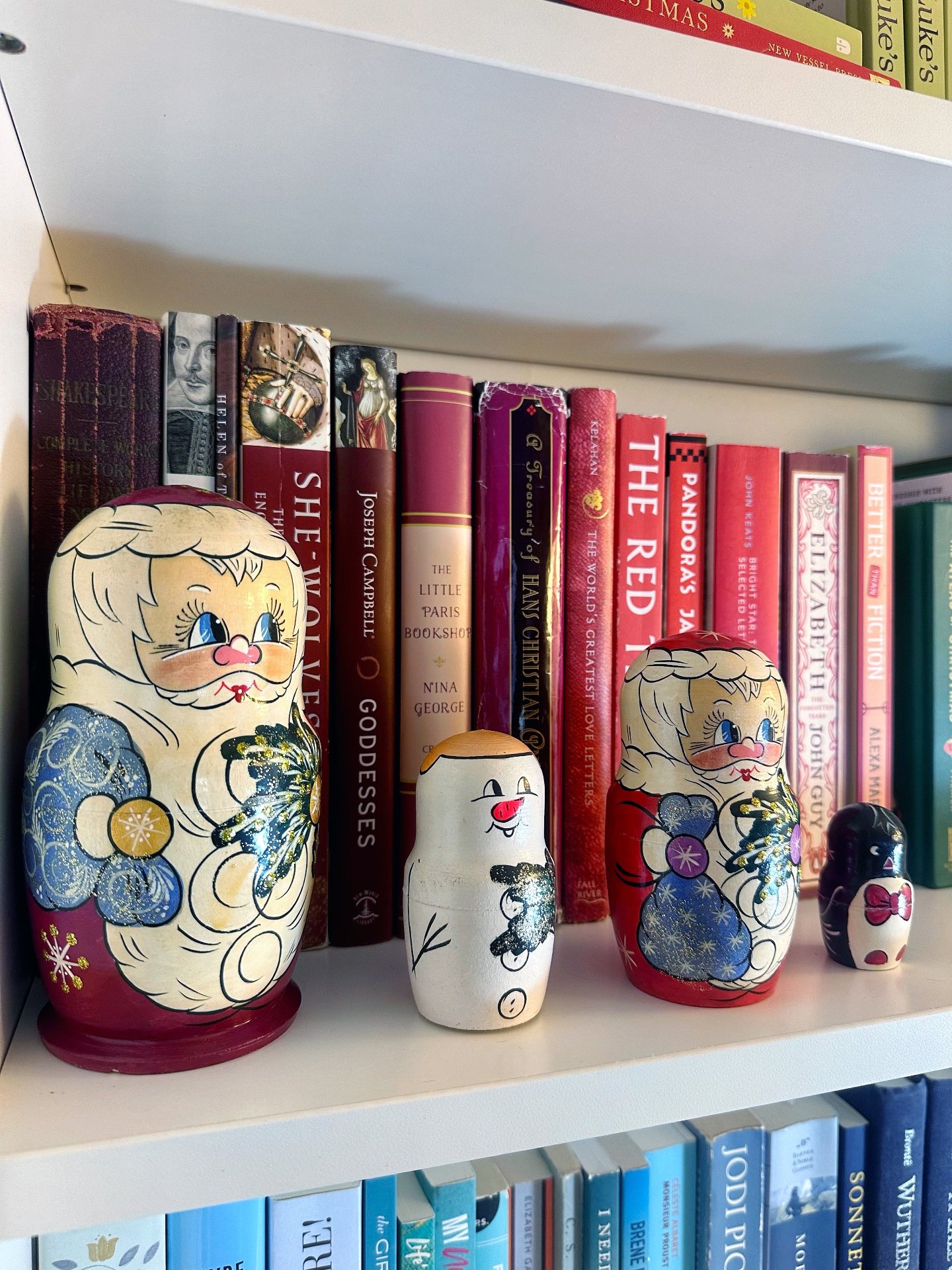 Do you have special holiday traditions or favorite decorations? My little nesting Santas from Prague are one of my favorites, and they stay on my bookshelf all year! 

#christmasdecor #christmasbookshelf #christmasbookstagram #holidaydecor #bookstagr