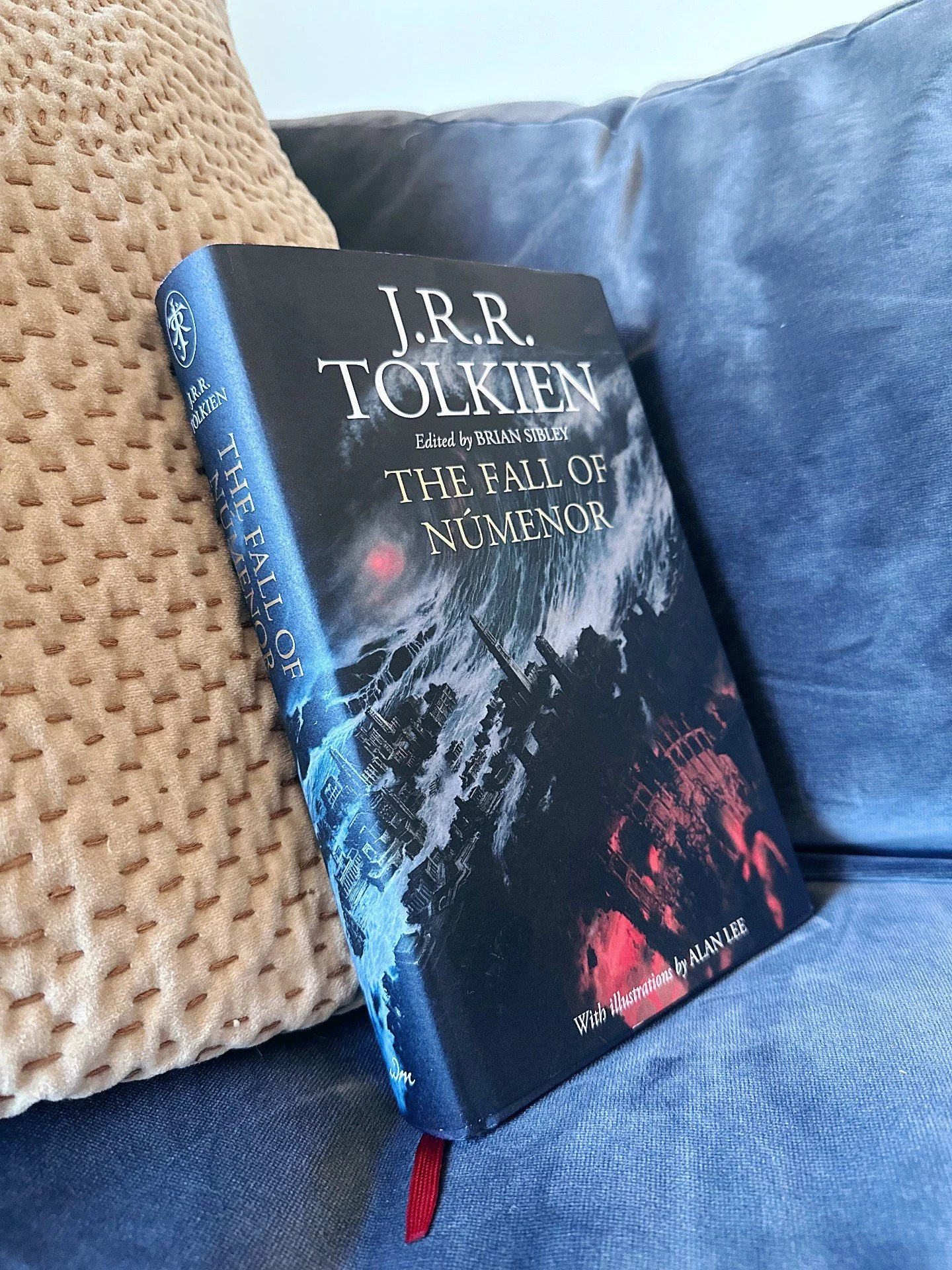 ✨Happy Tolkien Week! ✨Have you ever done a theme week or month for your social posts?

✨Since Tolkien reading day is on March 25th, I decided to turn my IG content into a Tolkien week to celebrate! Don't worry, more books, TV, and movies will be on m