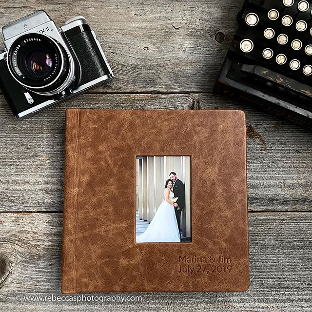 Distressed leather? Yes, please! Relive your wedding day through an album that&rsquo;s sleek, luxurious, and high quality. What would our grandmothers think of the wedding albums of today?! .
#wedding #engaged #engagedcouple #weddingalbum #leather #w