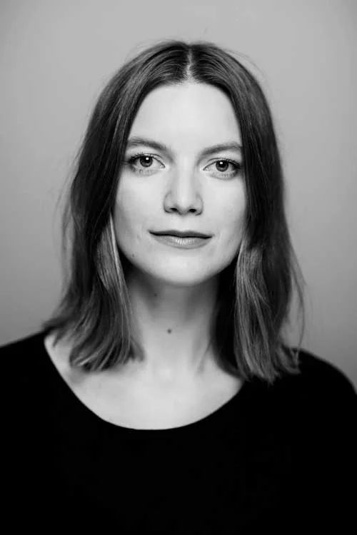 carolinekallback-headshot-v2.jpg
