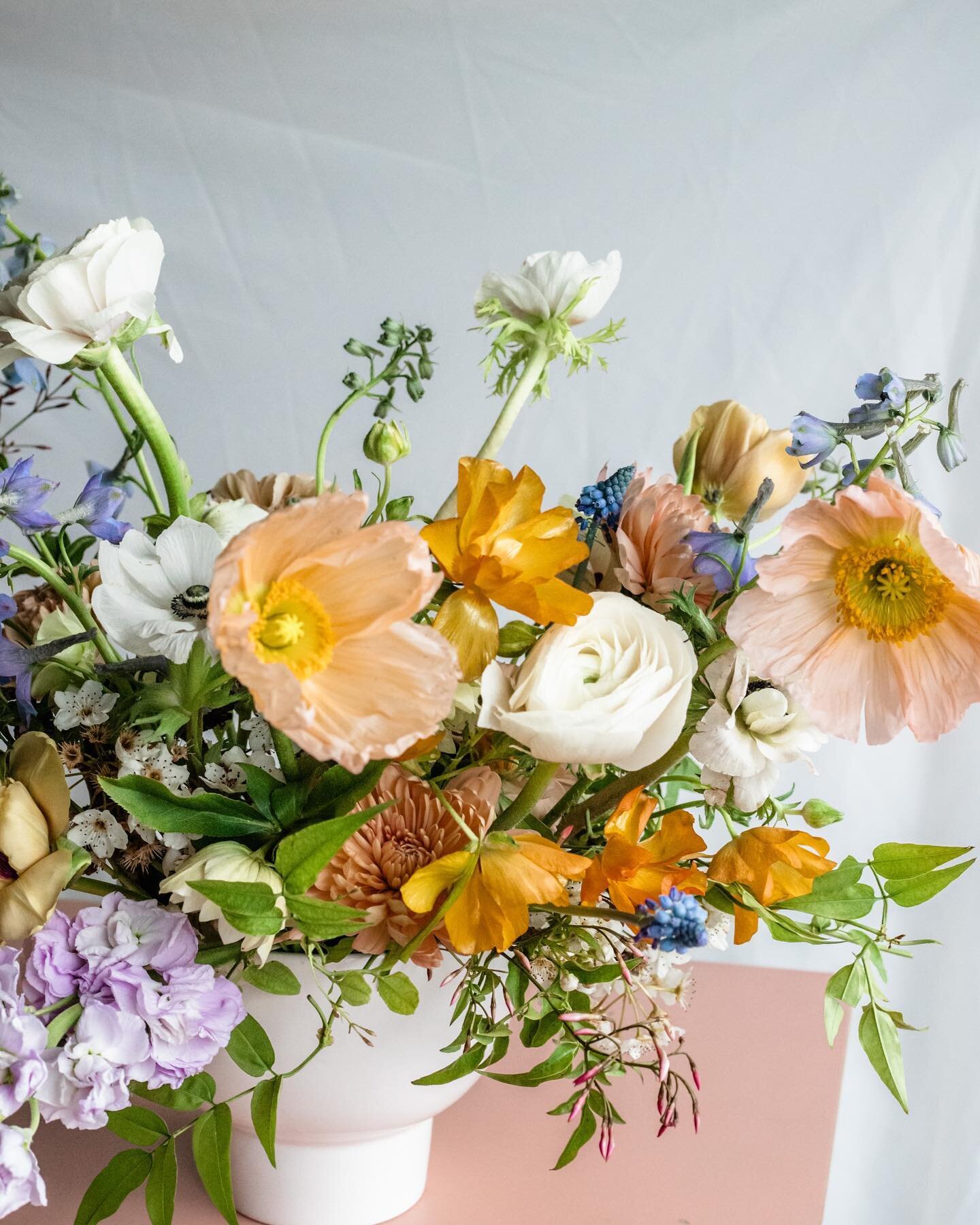 So fascinating how by just changing the color of one flower, you can change the mood of the whole arrangement 😍