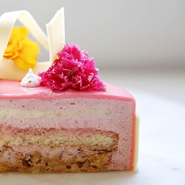 Inside this entremet. 🍓 Strawberry mousse, vanilla cr&egrave;me br&ucirc;l&eacute;e, biscuit au citron de Menton &amp; almond crumble. #cakesbyvanessak