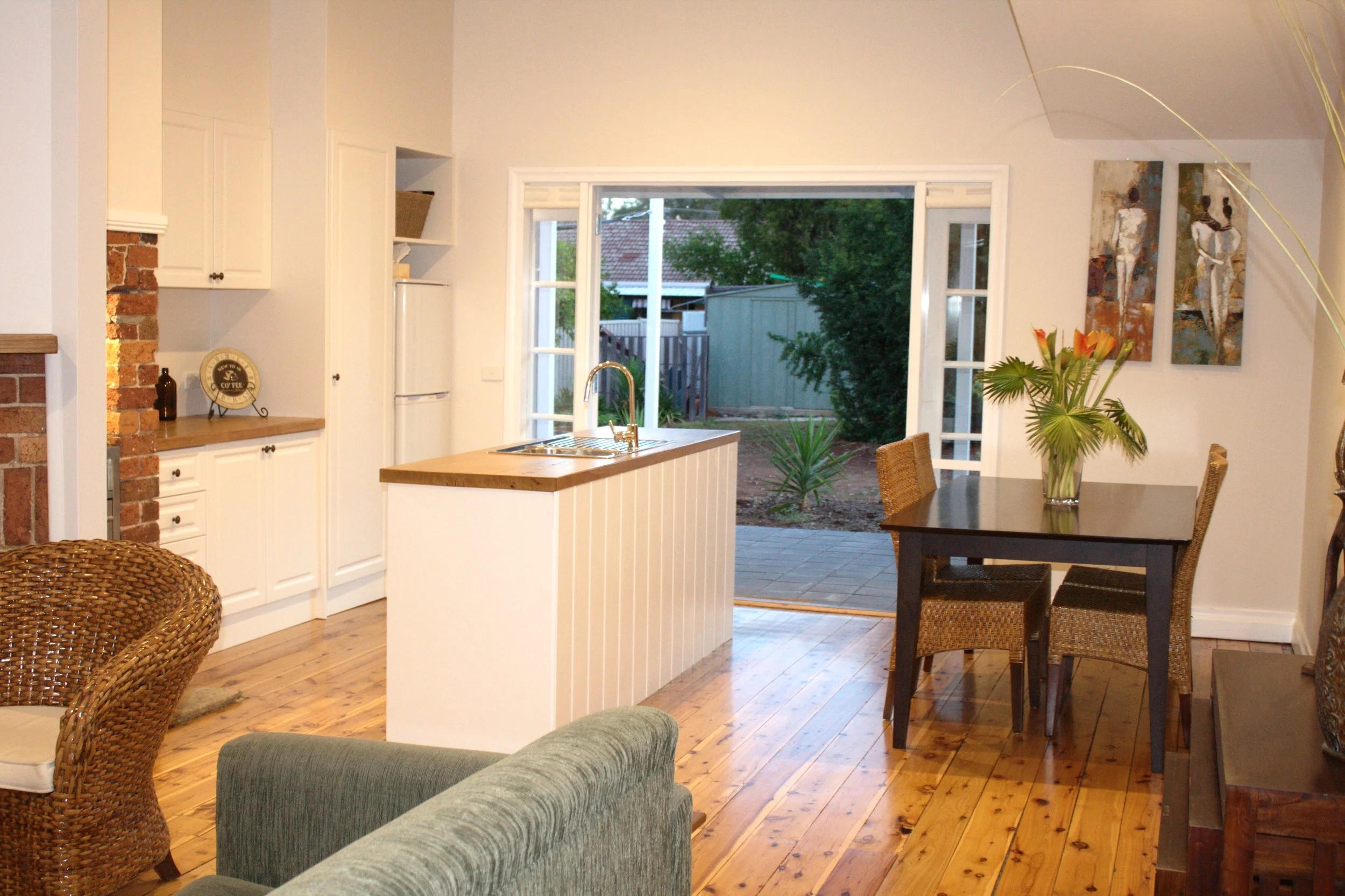 Yellow_Daisy_House_Rutherglen_kitchen_dining.jpg