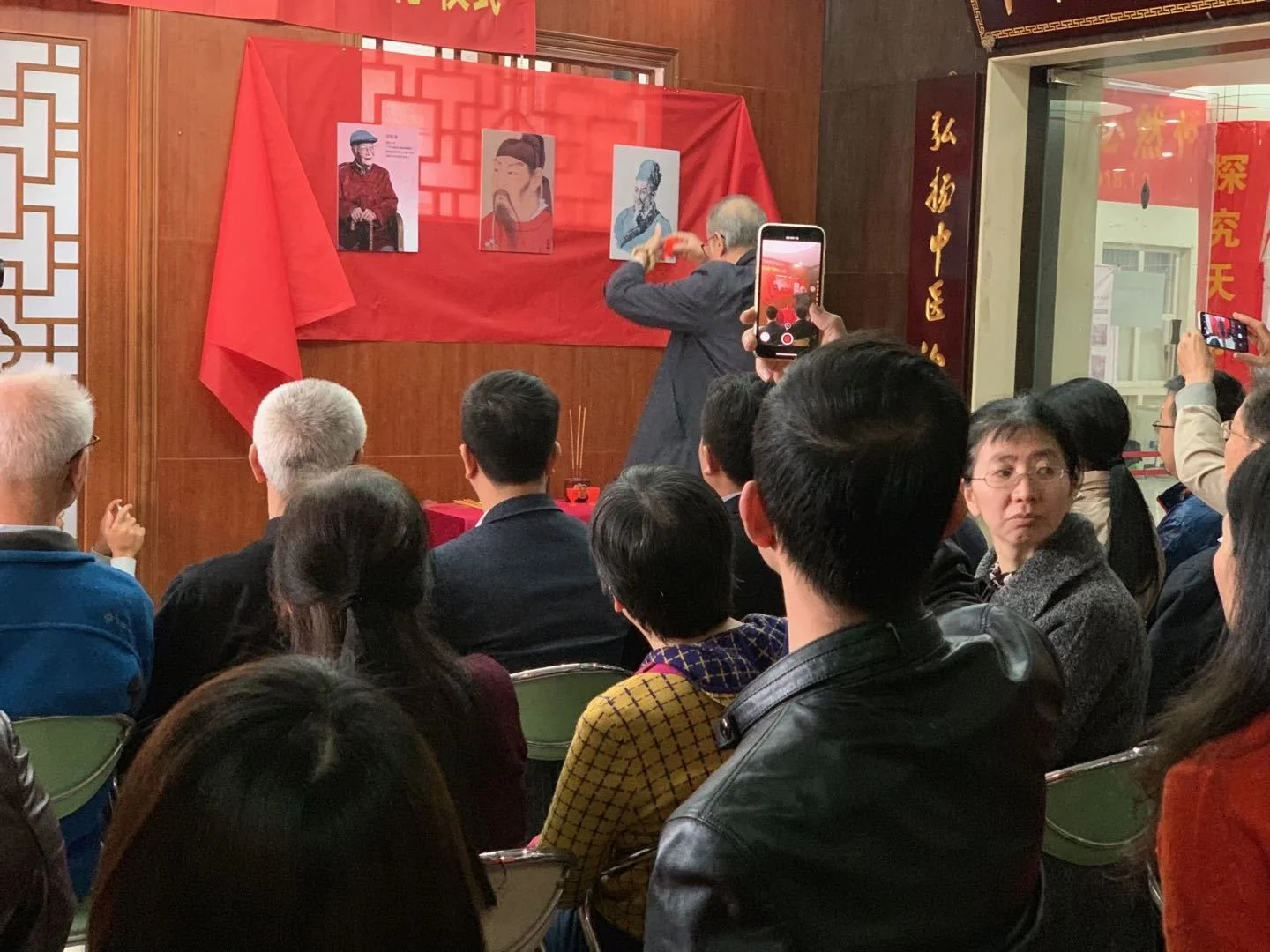 主持人胡小龙向医圣张仲景,孙思邈和邓铁涛像行礼,焚香,敬酒