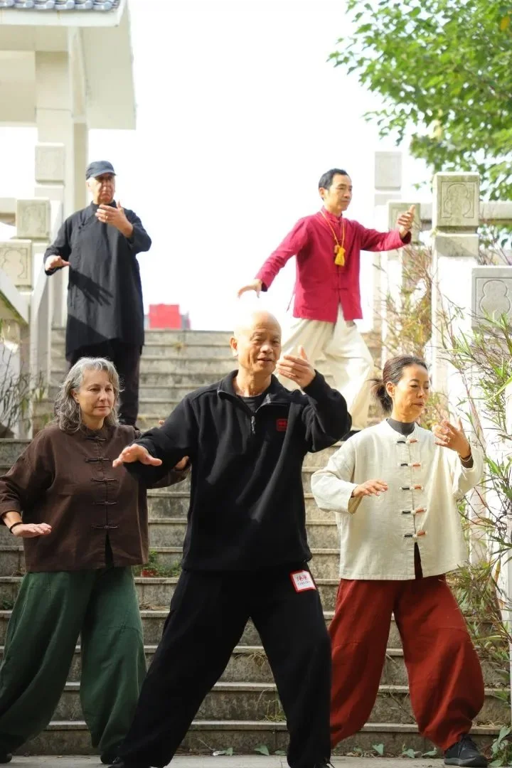 吴明杰带领弟子练习凤阳太极