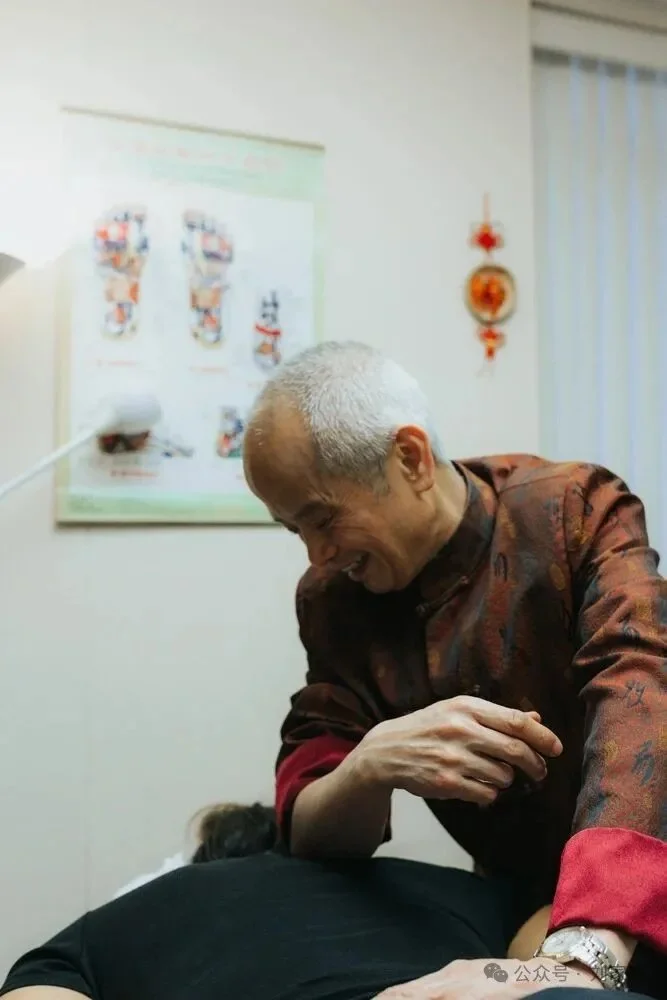 吴明杰博士在给患者进行凤阳推拿理疗