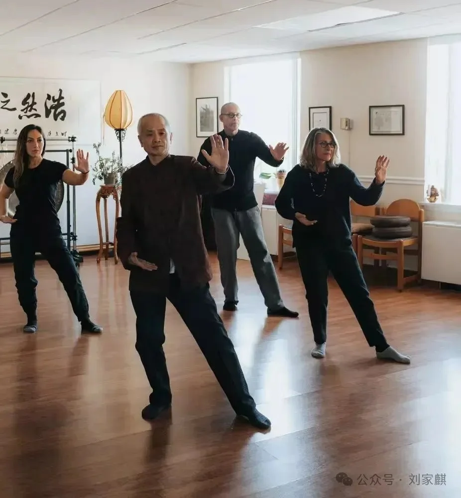 Dr. Wu Mingjie, a Fengyang Taoist doctor of traditional Chinese medicine, led his apprentices to practice Fengyang Tai Chi.