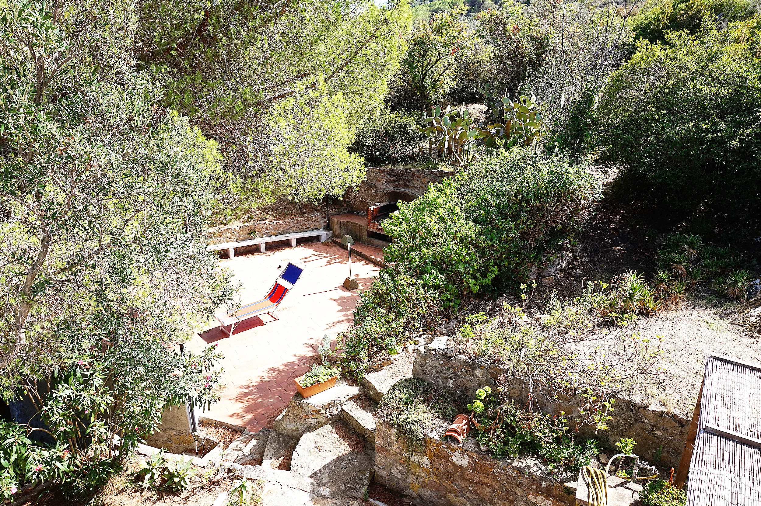 The Villa has large outdoor spaces and gardens for relaxing, with view of the Giglio Castello, the mediterranean and Arenella beach