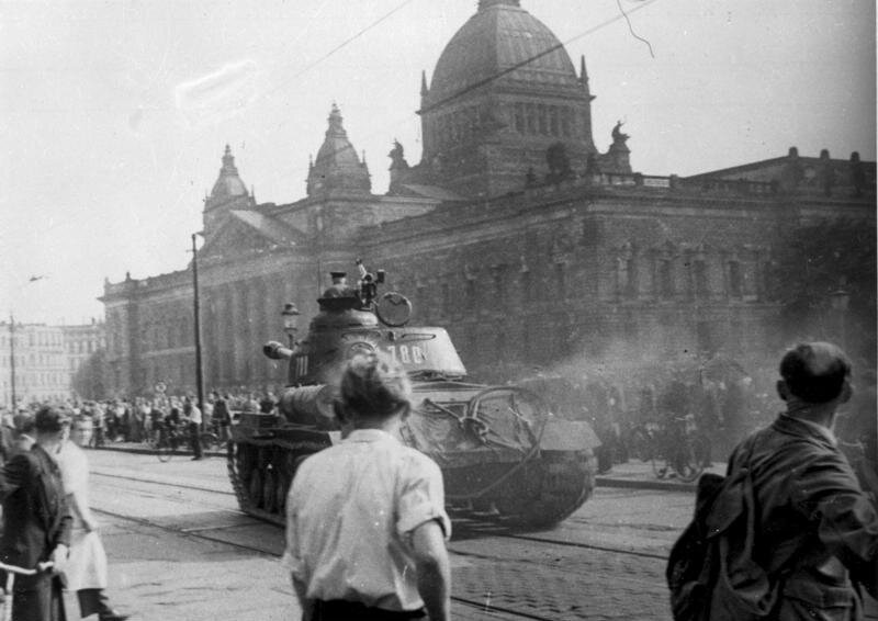 Bundesarchiv_Bild_175-14676,_Leipzig,_Reichsgericht,_russischer_Panzer.jpg
