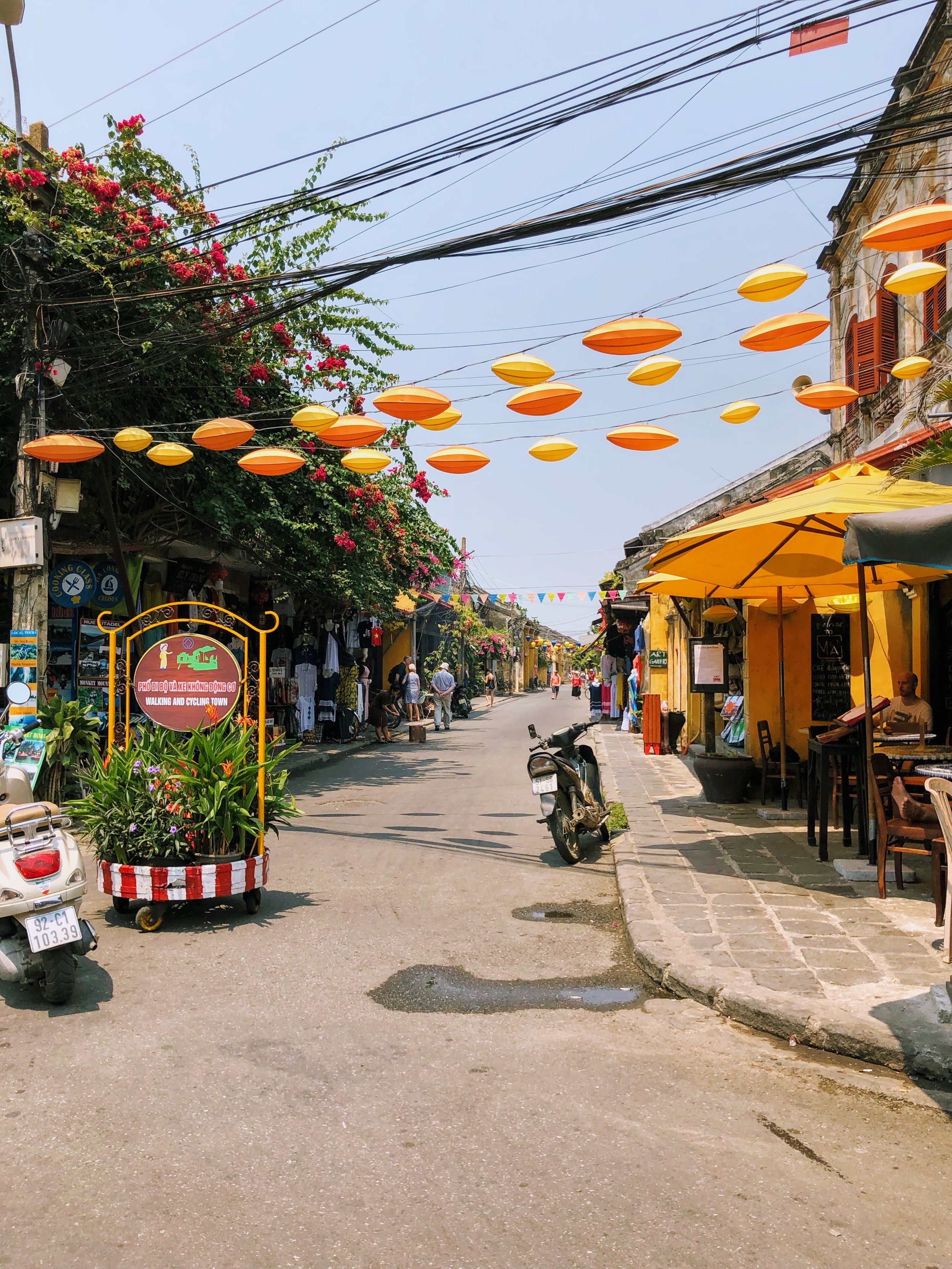  Street scene, Hoi An. 