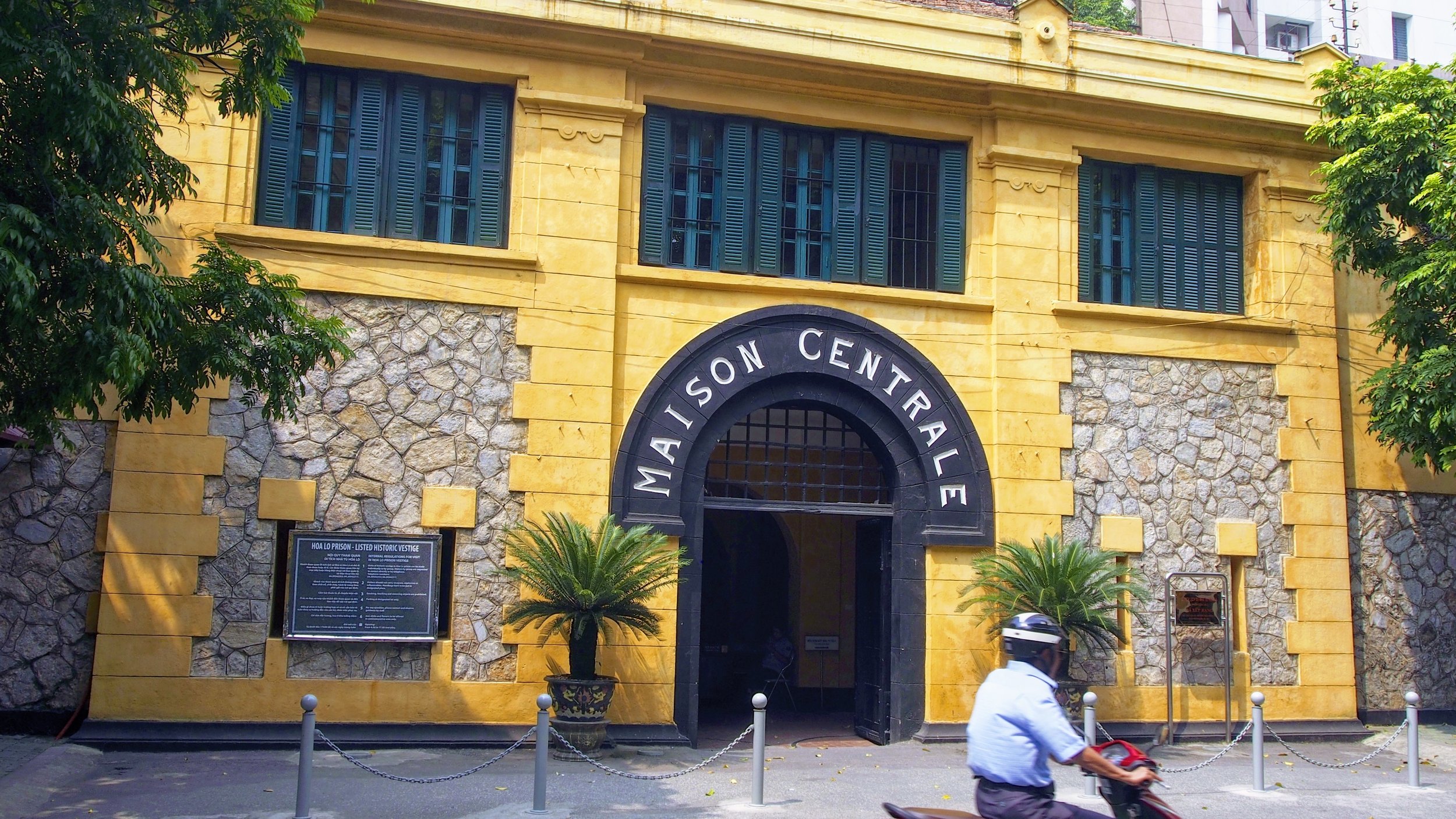 Hoa_Lo_Prison_aka__Hanoi_Hilton__(11827025123) (1).jpg