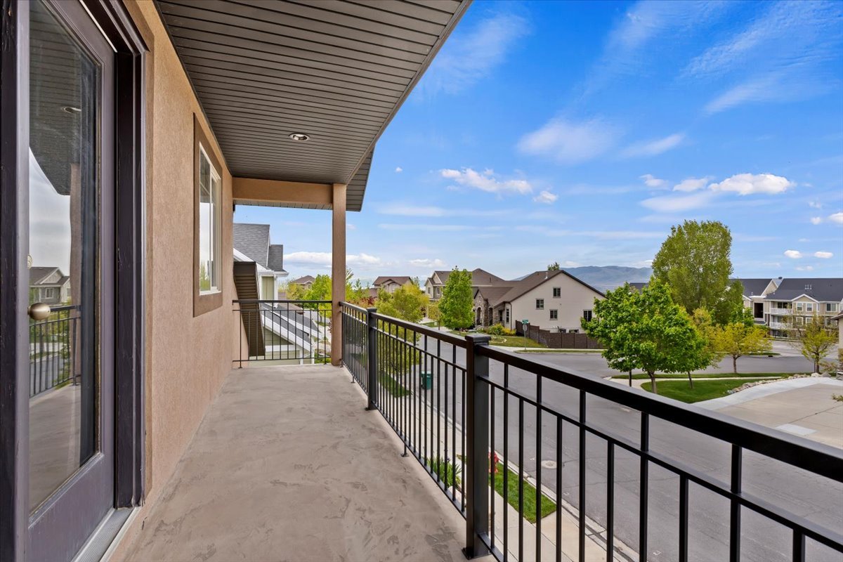 15-Balcony.jpg