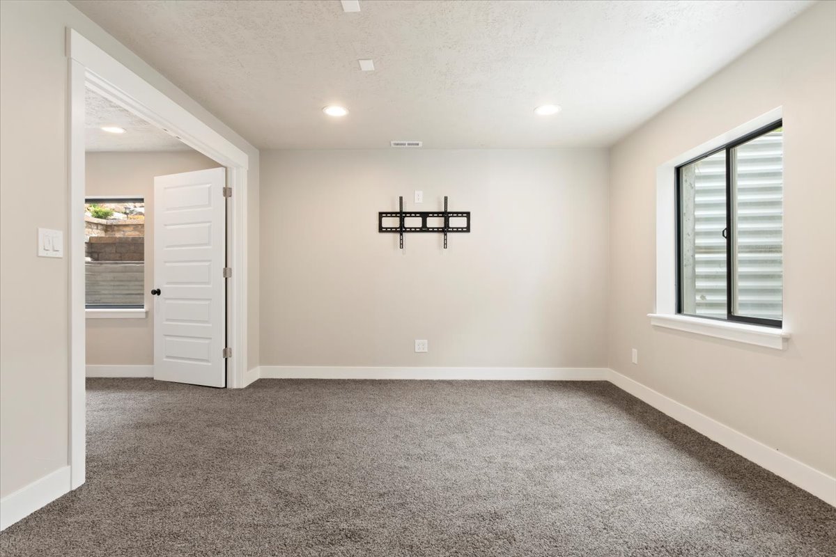 26-Bedroom.jpg