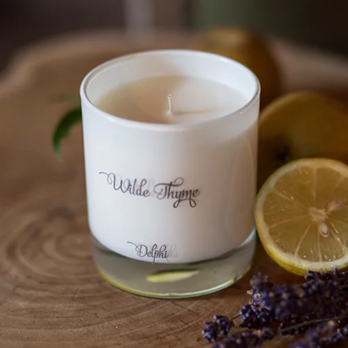 Delphi WOODY : A burst of English Summer with pear, counterbalanced with armoise and citrus. Amber, English lavender and jasmine create a fragrant heart with base notes of sandalwood, musk and vanilla.