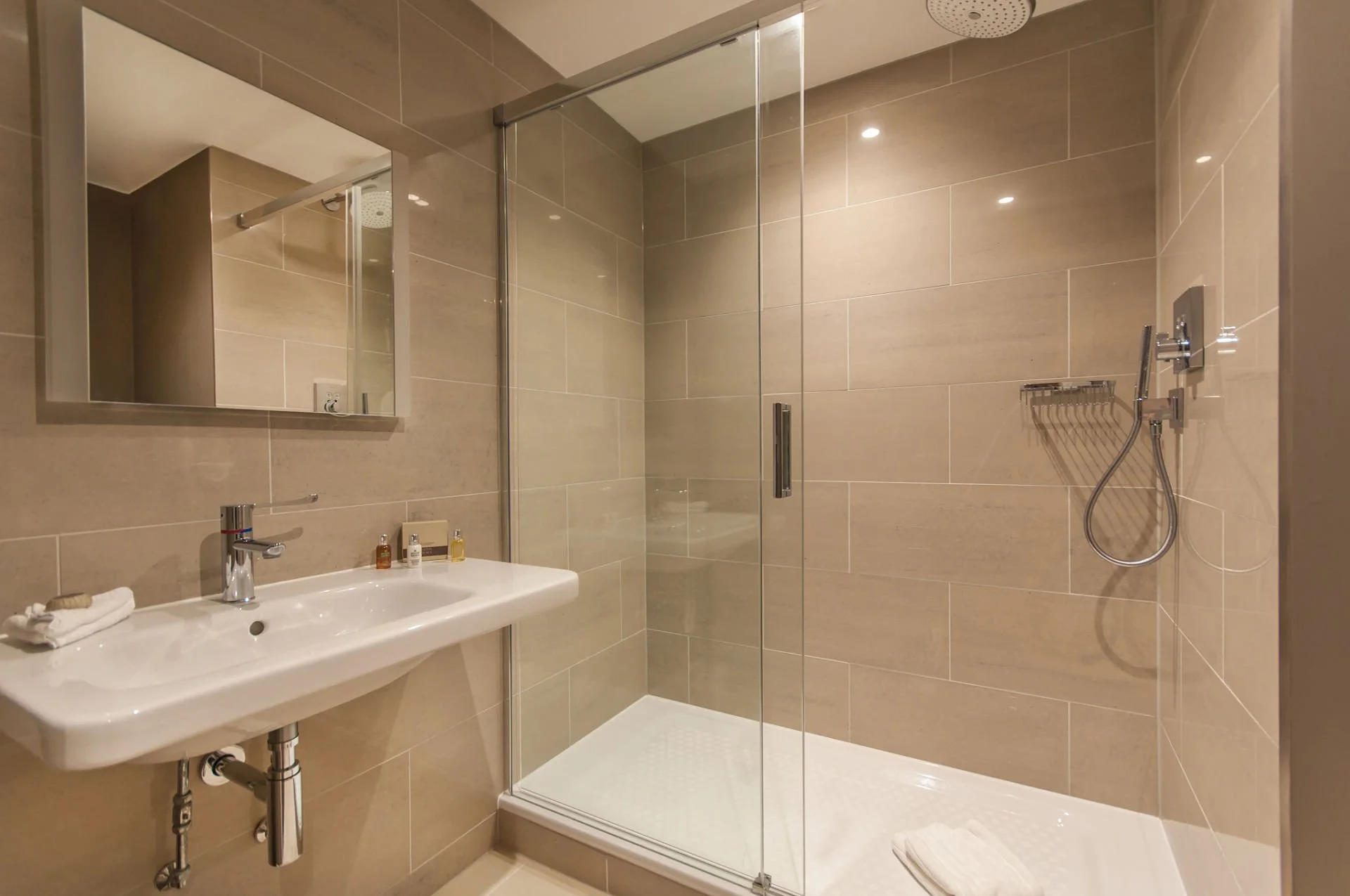 Henley-Greenlands-Hotel-Berry-Brook-Bathroom.jpg