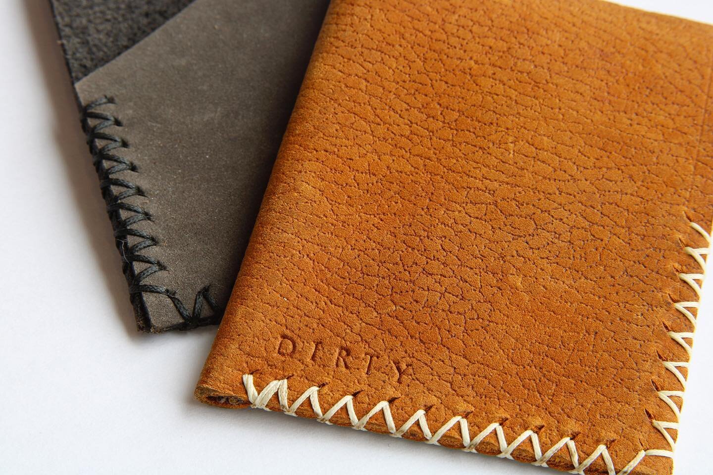 THE BAR FLY 
For when you only need the essentials 💳💵
Don&rsquo;t forget to #shopdirty at #madeonoak