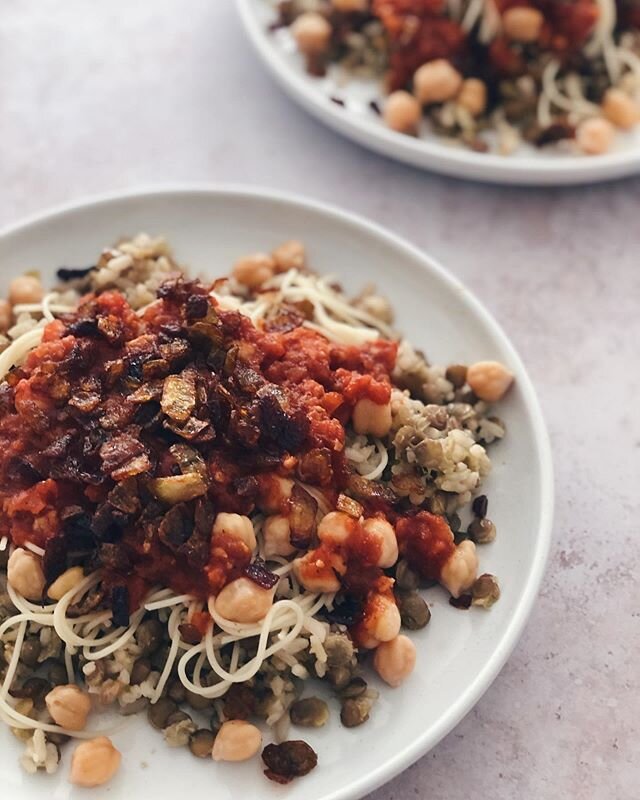 Kicking off the working week with a simplified ⚡️koshary recipe⚡️ using pantry staples 👇🏽⁣
⁣
What you&rsquo;ll need:⁣
1 cup short grain rice⁣
1 cup lentils ⁣
1 cup cooked ditalini pasta (or whatever you have, I used spaghetti)⁣
400g chickpeas ⁣
400