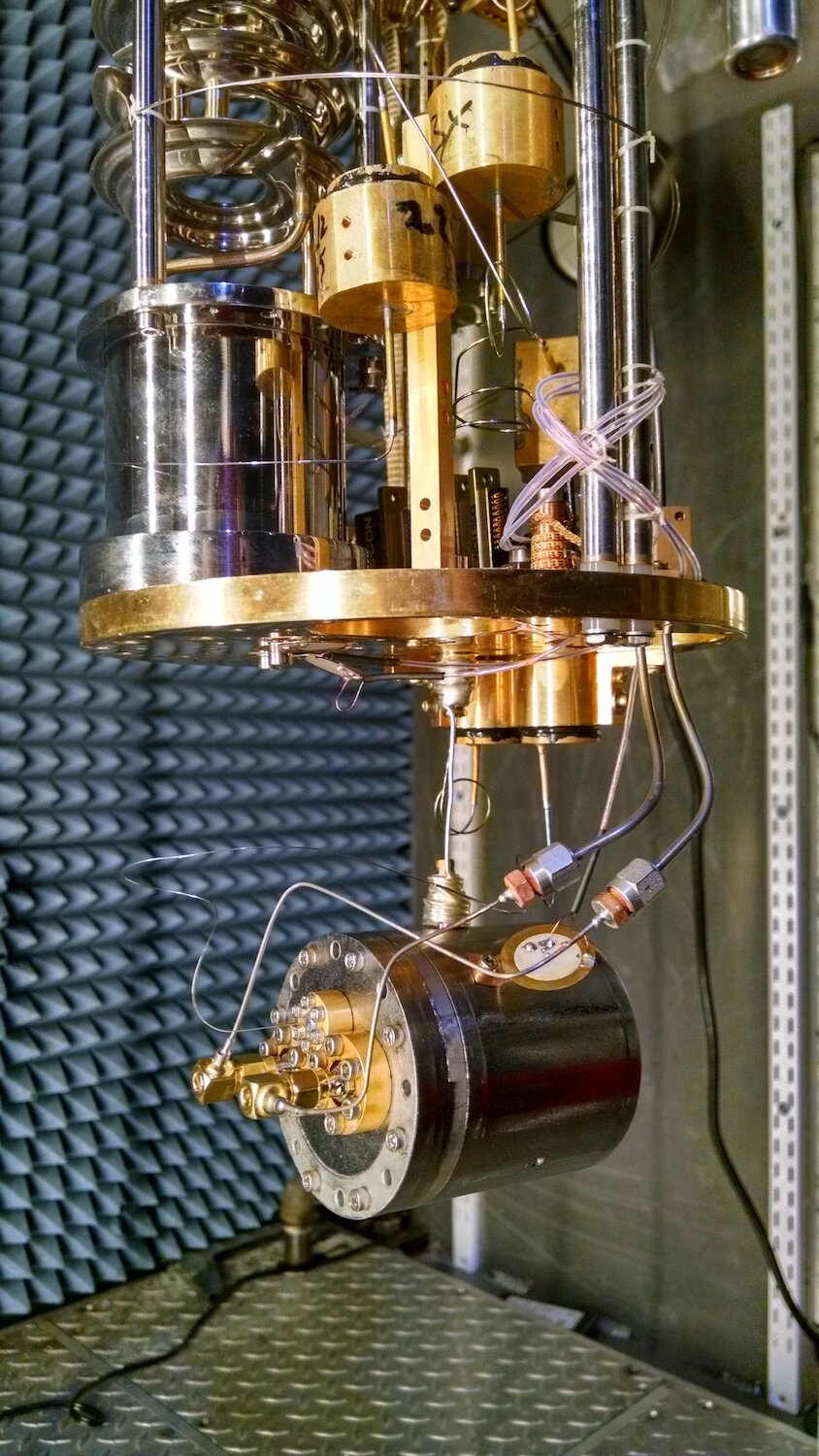 Dr. De Lorenzo’s experimental setup for her Ph.D. work measuring high-Q acoustic modes in superfluid helium-4 using optomechanical coupling to microwave modes.
