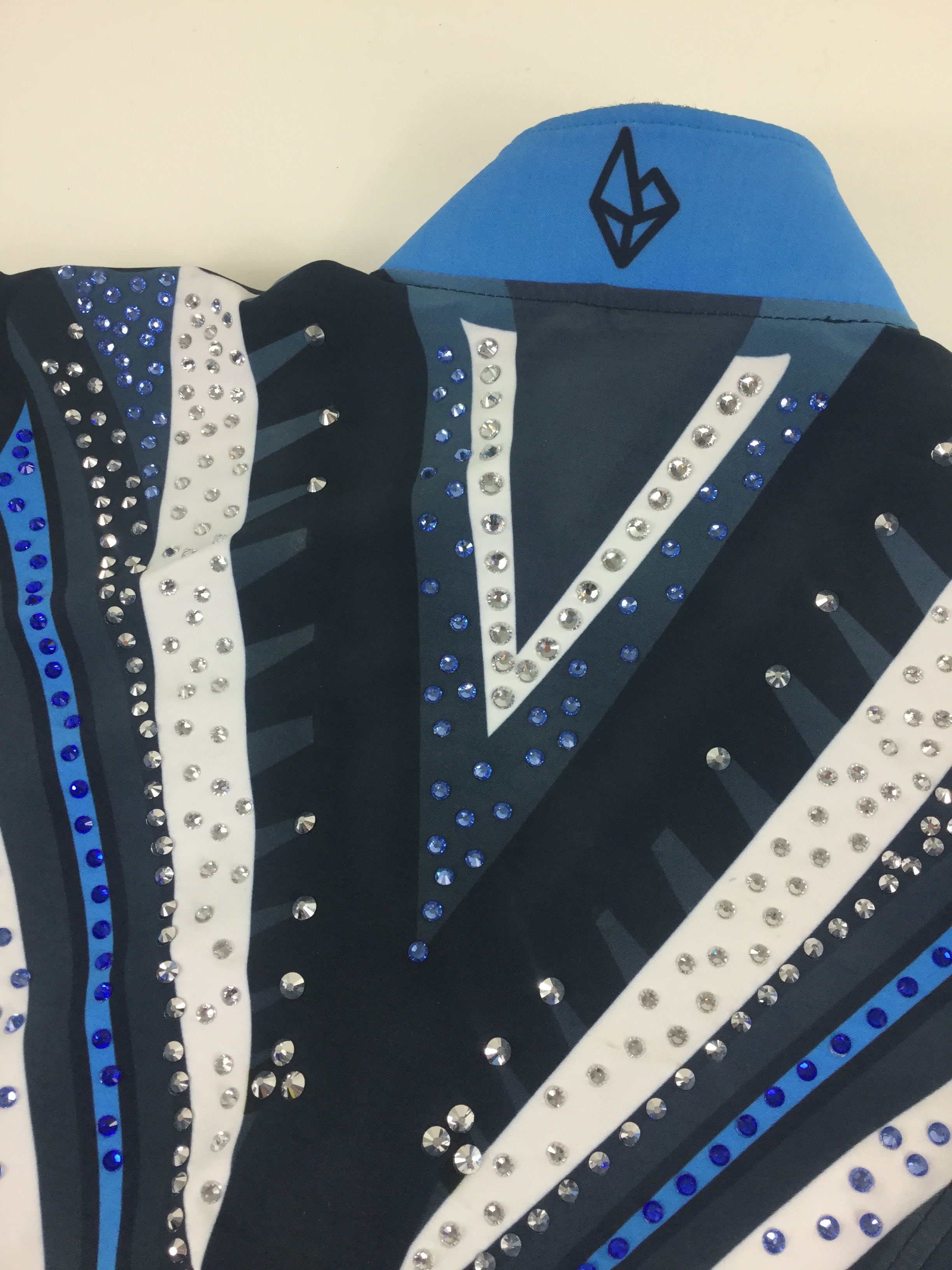 Womens M * Front Zip Jacket * Classic V * Black/Blue/White