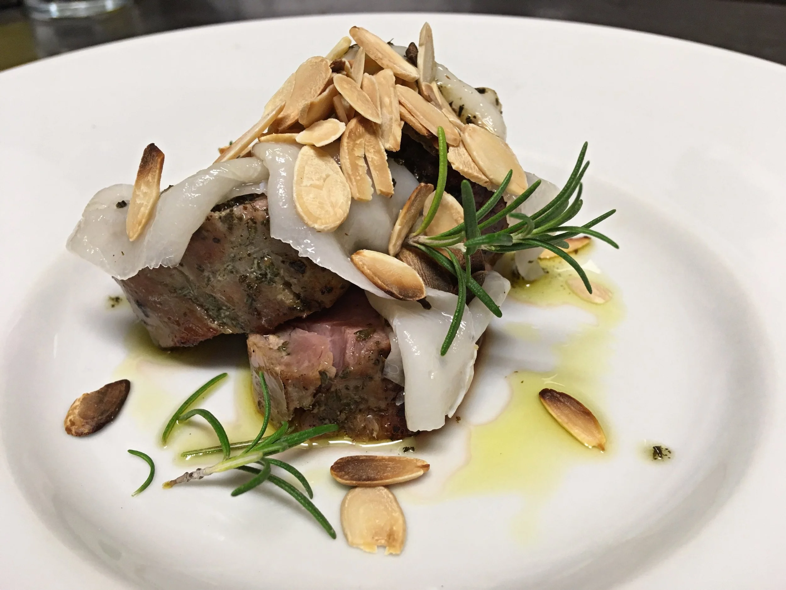 filettino di maiale, erbe aromatiche, lardo di cinta senese d.o.p.