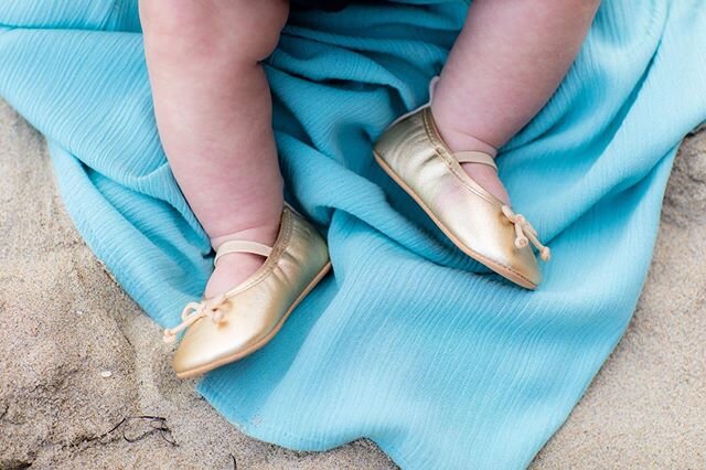 Ah! Cute little baby feet! 😍