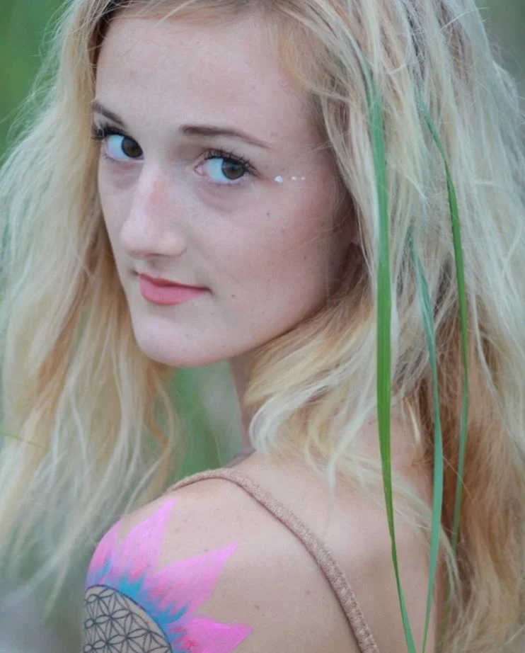 HANNAH ELLIS Writer. hannahinthesea.com