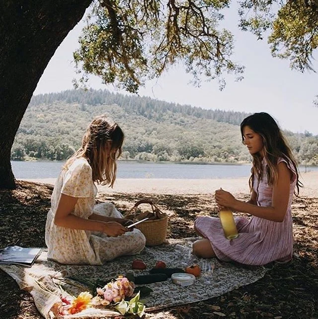 This is how I envision my future 🔮
Fresh food, friends who are my sisters, out in our TRUE home, nature.
What do you see when you close your eyes and look to the sun?