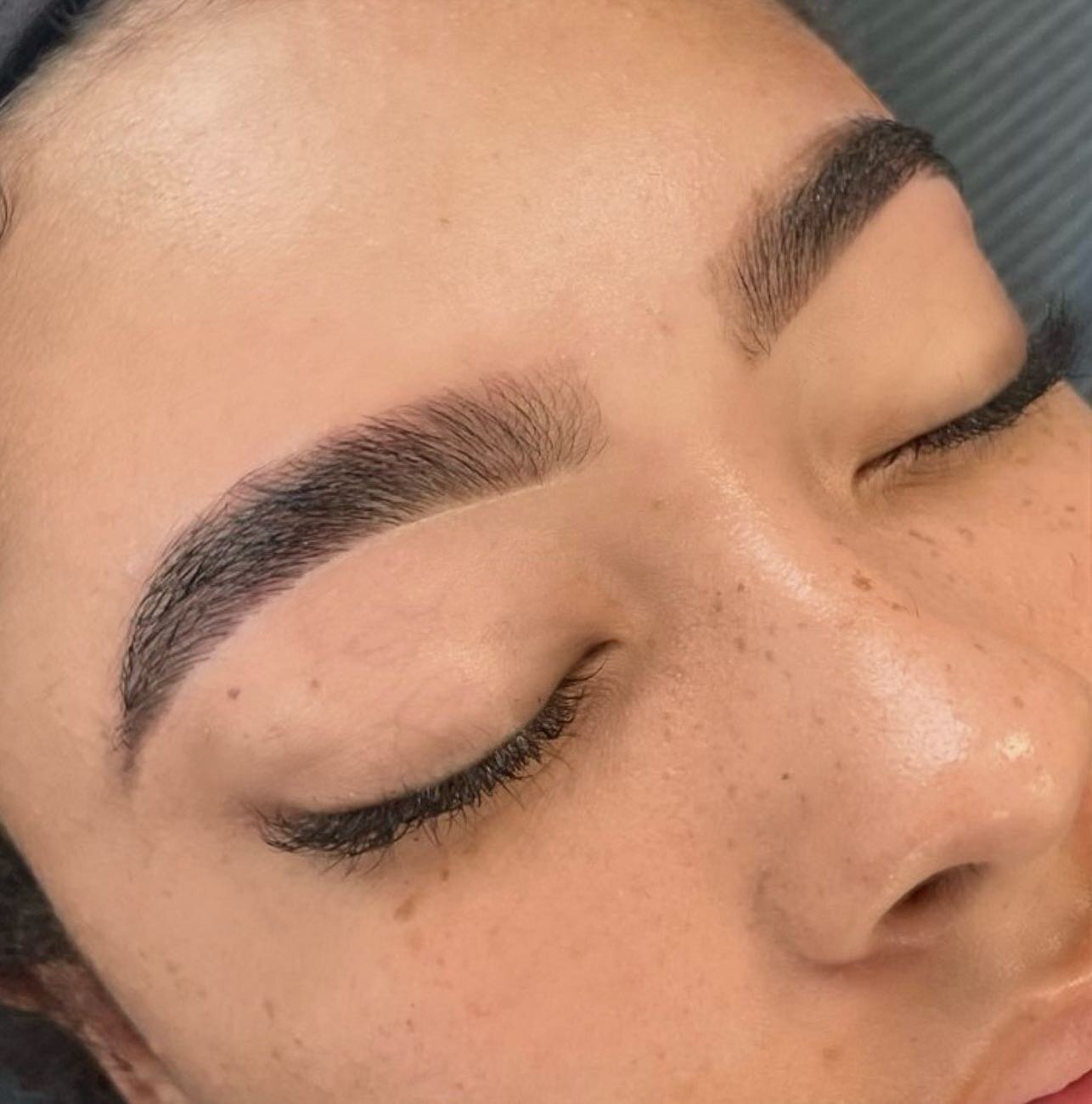 Brow shaping by @liavonimariewaxing 

This signature service includes waxing, tweezing &amp; trimming followed by filling in, highlighting &amp; clear brow gel using @kelleybakerpro products 🤍