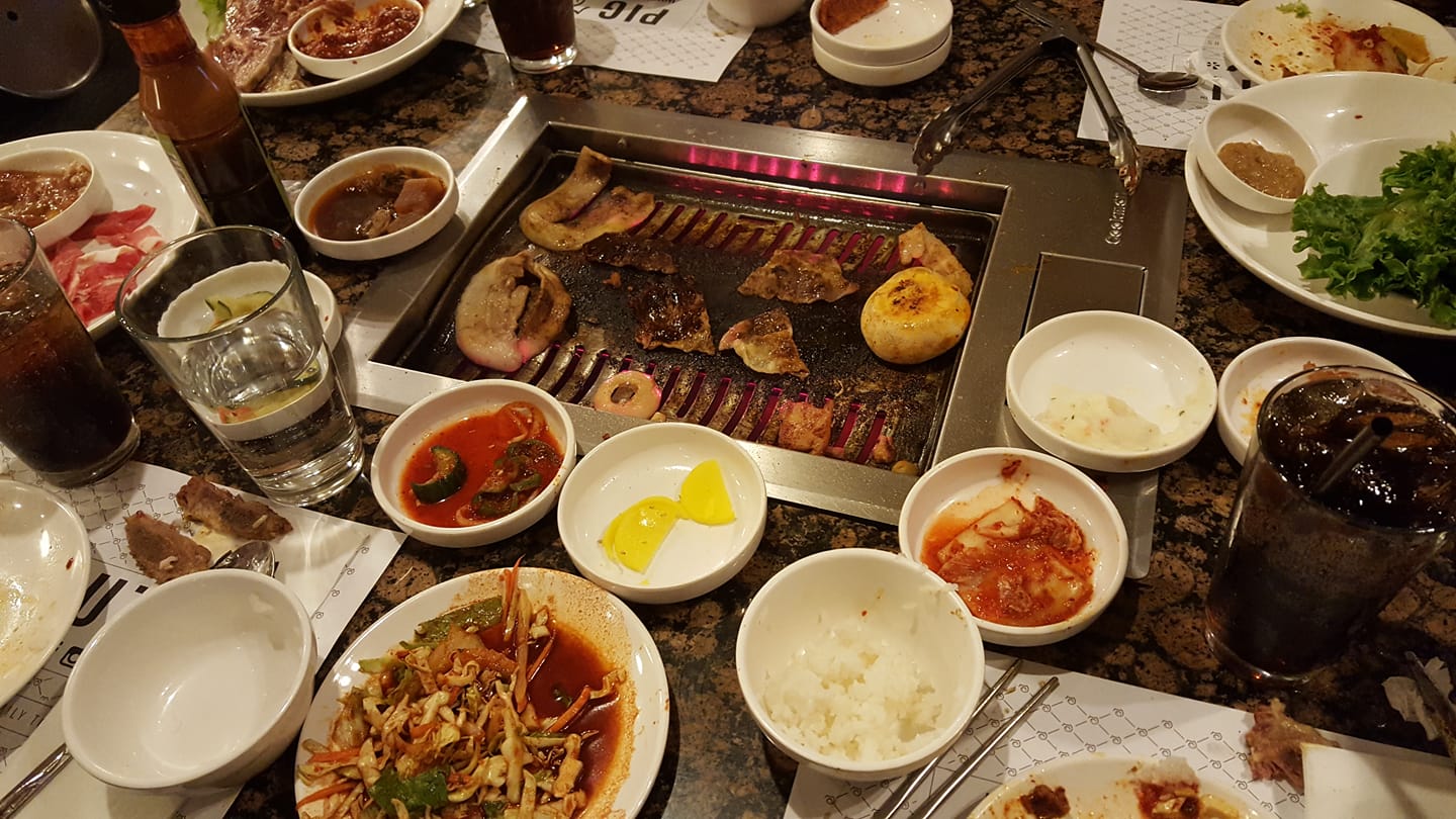 round one at Dae Gee that's some pork belly , chicken ,onions and mushrooms on the grill