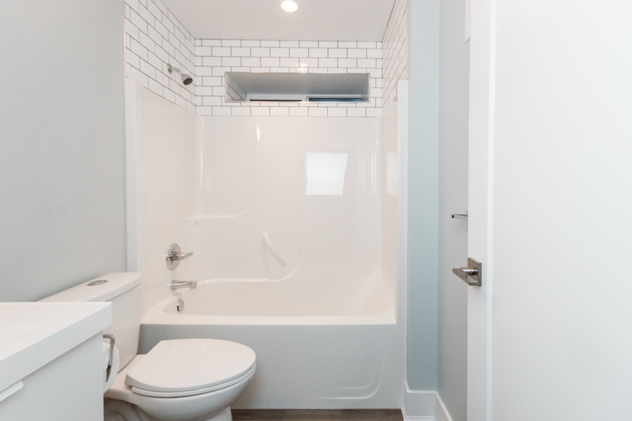 Suite4_Bathroom1.jpg