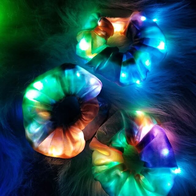 i was sorting through a bin of fabric / embellishments and found a couple LED scrunchies!! will post them on the site later or DM me if you wanna snag one 💚 gonna get some new scrunchies (LED and non-LED) ready for spring ~ what colors and patterns 
