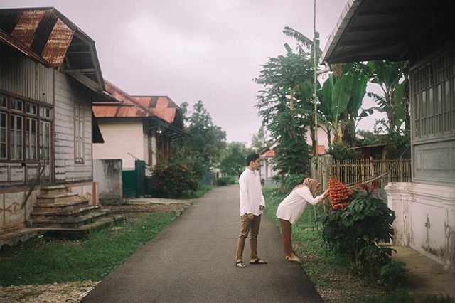 As we promise, here&rsquo;s a recap of @muthiafaurin &amp; @mbrahmana photo trip, and of course we still have some more. .
.
.
.
.
.
#native_visual
#nativemoment
#padangphotographer 
#preweddingpadang 
#padangprewedding