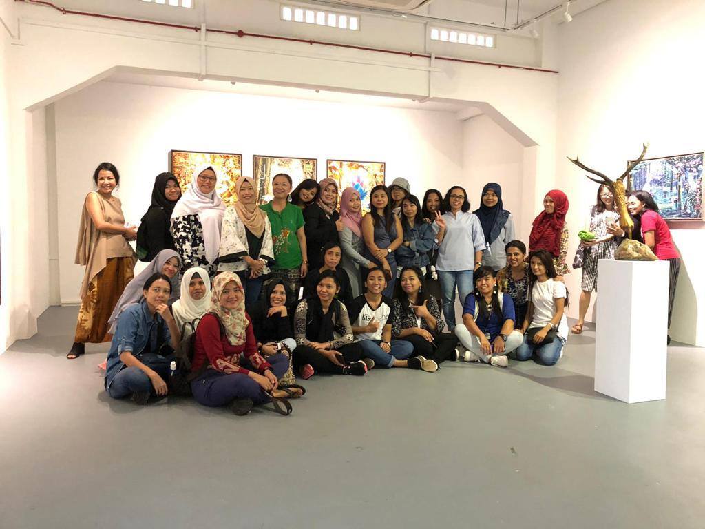 Chan + Hori Contemporary organized a tour of their art gallery for the migrant domestic worker community