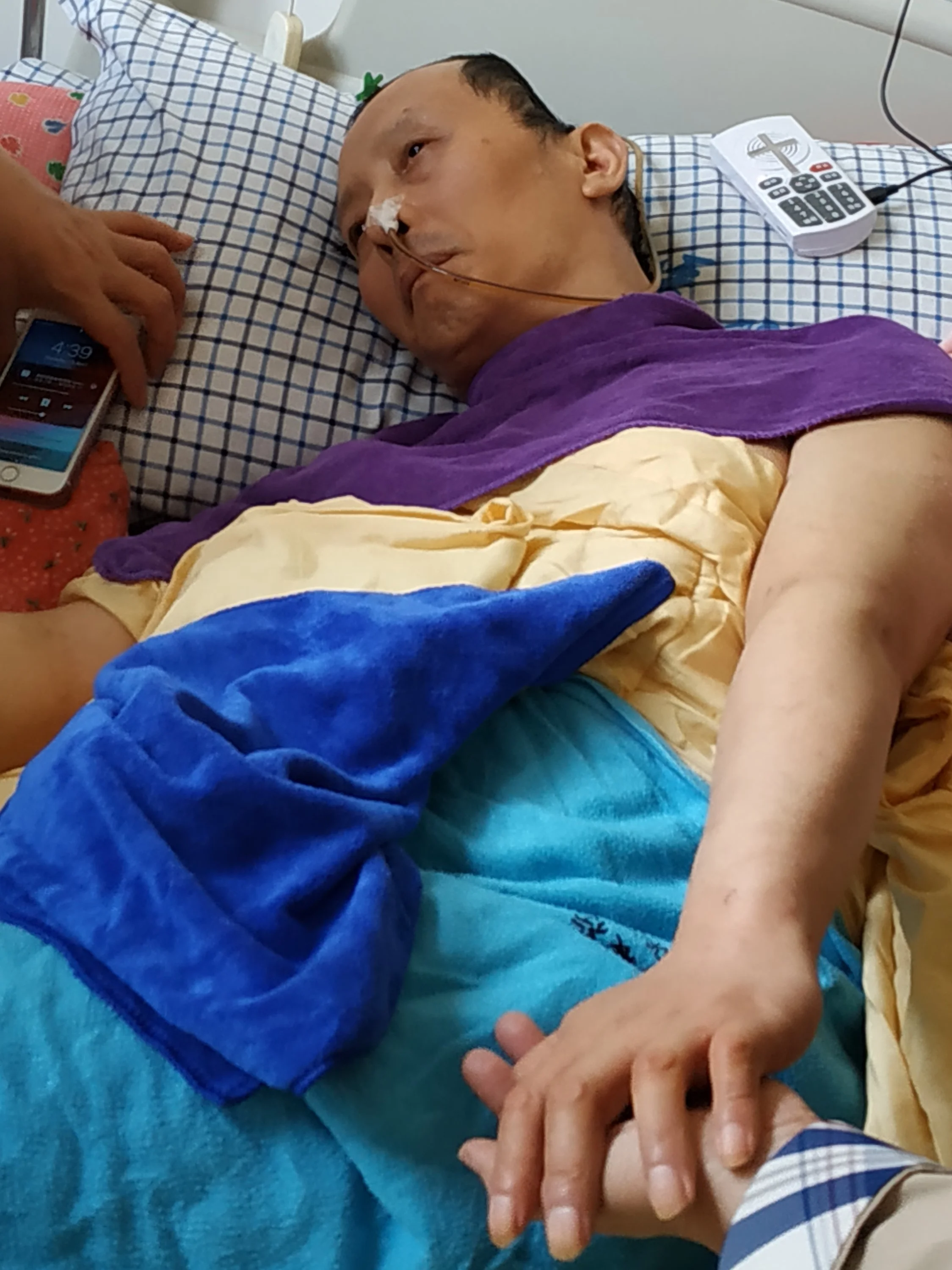 Zhao Xiguo, had to have a part of his brain removed surgically after suffering a head injury at the workplace, and is now completely bed-bound.